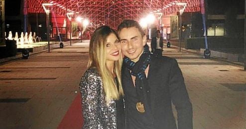 Jorge Lorenzo acompañado de Nuria Tomás en la foto de Instagram. Jorge Lorenzo acompañado de Nuria Tomás en la foto de Instagram.