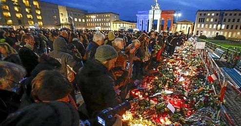 La población francesa rindiendo homenaje a las víctimas del atentado de París. La población francesa rindiendo homenaje a las víctimas del atentado de París.