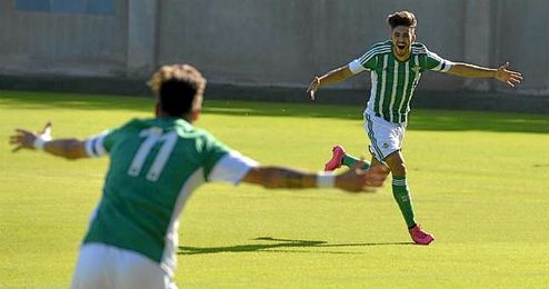 Rayco celebra su gol anotado ante el Granada B, tras asistencia de Abeledo (de espalda) Rayco celebra su gol anotado ante el Granada B, tras asistencia de Abeledo (de espalda)