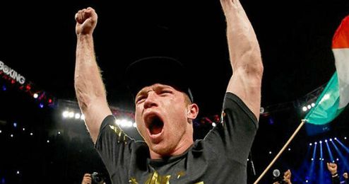 Canelo celebra su victoria sobre Cotto. Canelo celebra su victoria sobre Cotto.