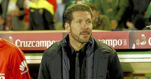 Simeone, en la banda del Benito Villamarín. Simeone, en la banda del Benito Villamarín.