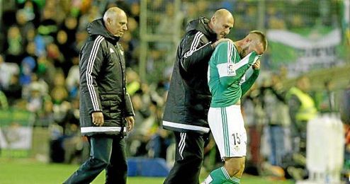 Momento en el que Digard sale lesionado del Benito Villamarín. Momento en el que Digard sale lesionado del Benito Villamarín.