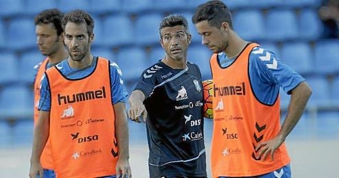 Pep Martí dirigiendo un entrenamiento del CD Tenerife. Pep Martí dirigiendo un entrenamiento del CD Tenerife.