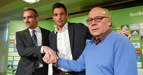 Ollero, junto a Adán y Macià, habló sobre el acuerdo con Lopera. Ollero, junto a Adán y Macià, habló sobre el acuerdo con Lopera.