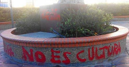 La escultura de Curro Romero ha amanecido con pintadas en color rojo. La escultura de Curro Romero ha amanecido con pintadas en color rojo.