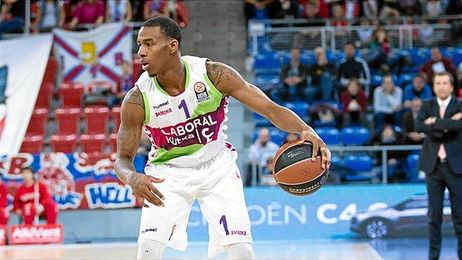 Adams, en un lance de juego con el Laboral Kutxa. Adams, en un lance de juego con el Laboral Kutxa.