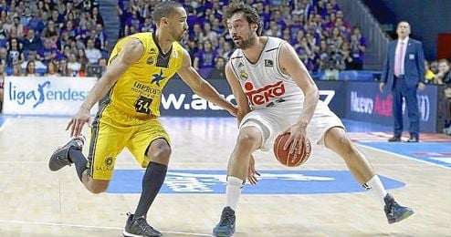 Lance de juego entre el Real Madrid y el Tenerife. Lance de juego entre el Real Madrid y el Tenerife.