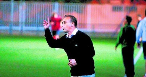 Carlos Conejero, dirigiéndose a sus hombres, durante un encuentro de Liga. Carlos Conejero, dirigiéndose a sus hombres, durante un encuentro de Liga.