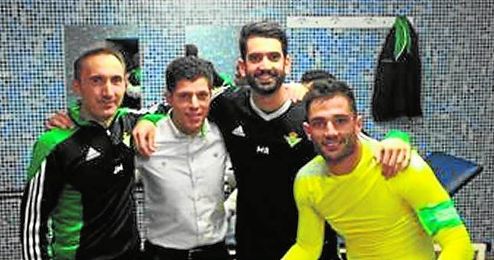 Adán, con los fisios que han hecho posible el ´milagro´. Adán, con los fisios que han hecho posible el ´milagro´.