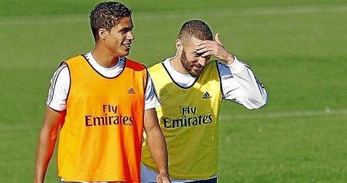 Benzema, en un entrenamiento del Real Madrid con Varane. Benzema, en un entrenamiento del Real Madrid con Varane.