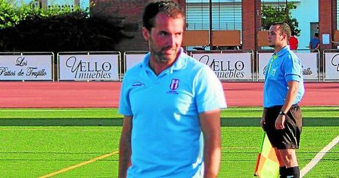 En la imagen, Miguel Centeno, entrenador del Osuna, durante un encuentro de Liga. En la imagen, Miguel Centeno, entrenador del Osuna, durante un encuentro de Liga.
