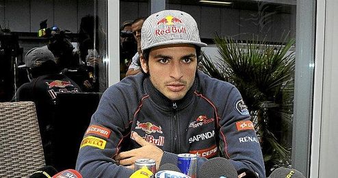 El piloto hablando ante la prensa. El piloto hablando ante la prensa.