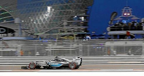 El Mercedes de Rosberg fue el más rápido en Yas Marina. El Mercedes de Rosberg fue el más rápido en Yas Marina.
