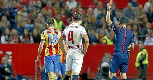 Krychowiak observa como Velasco Carballo expulsa a Javi Fuego. Krychowiak observa como Velasco Carballo expulsa a Javi Fuego.