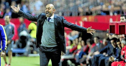 Nuno, tras la derrota ante el Sevilla, deja su cargo como técnico del Valencia. Nuno, tras la derrota ante el Sevilla, deja su cargo como técnico del Valencia.