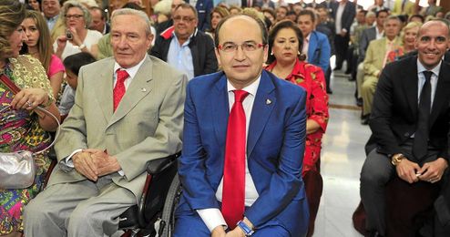 Roberto Alés (izquierda), junto a Pepe Castro, presidente sevillista Roberto Alés (izquierda), junto a Pepe Castro, presidente sevillista