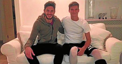 Andrea Ranocchia colgó esta foto con Andreolli en su Facebook. Andrea Ranocchia colgó esta foto con Andreolli en su Facebook.