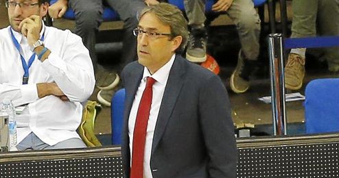 Luis Casimiro, pendiente de sus hombres Luis Casimiro, pendiente de sus hombres