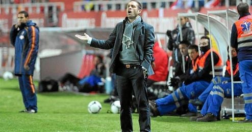 Luis García Tevenet dirigiendo un partido en el Sánchez Pizjuán. Luis García Tevenet dirigiendo un partido en el Sánchez Pizjuán.
