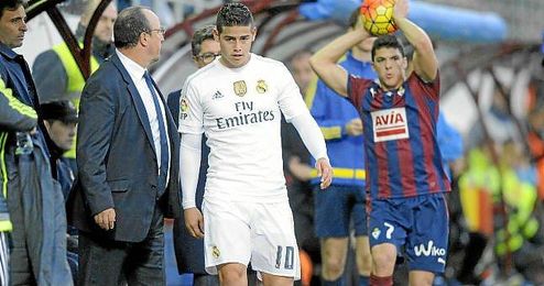 Rafa Benítez dando entrada a James Rodríguez en Ipurúa. Rafa Benítez dando entrada a James Rodríguez en Ipurúa.