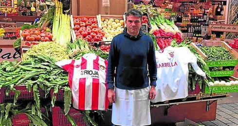 Pedro posa para ESTADIO Deportivo frente a su frutería en el centro de Logroño, donde guarda sus camisetas del Logroñés y el Sevilla. Pedro posa para ESTADIO Deportivo frente a su frutería en el centro de Logroño, donde guarda sus camisetas del Logroñés y el Sevilla.