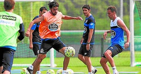 Arribas, Navarro y Víctor Sánchez del Amo, tres exsevillistas en el Depor. Arribas, Navarro y Víctor Sánchez del Amo, tres exsevillistas en el Depor.