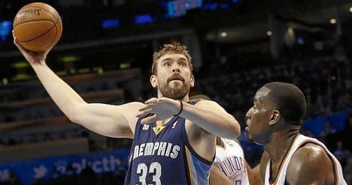 Marc Gasol en posesión del balón. Marc Gasol en posesión del balón.