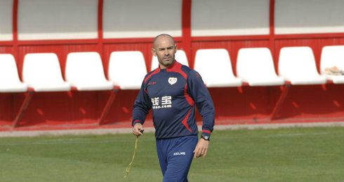 Paco Jémez dirigiendo la sesión de entrenamiento. Paco Jémez dirigiendo la sesión de entrenamiento.