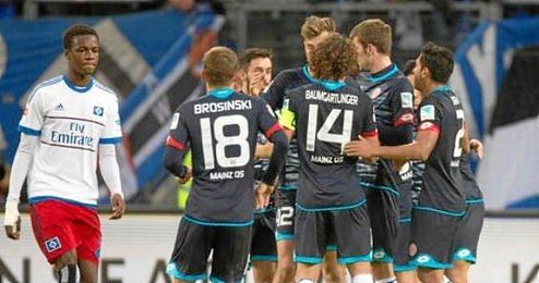 El Mains 05 celebra con Jairo uno de sus dos goles. El Mains 05 celebra con Jairo uno de sus dos goles.