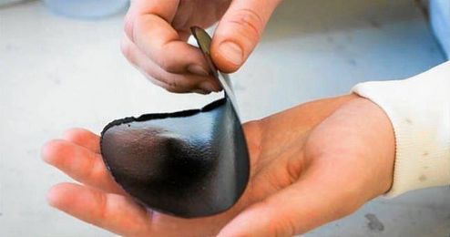 El material consiste en nanocelulosa y un polímero conductor. El material consiste en nanocelulosa y un polímero conductor.