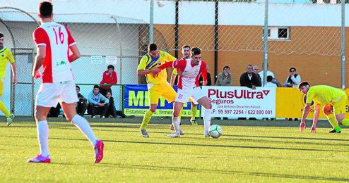 Lance de juego del partido entre el Antoniano y la Estrella. Lance de juego del partido entre el Antoniano y la Estrella.