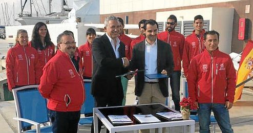 Eduardo Dolón, diputado de Promoción Turística de Alicante, y Gerardo Rodríguez Boj, en nombre de la Federación. Eduardo Dolón, diputado de Promoción Turística de Alicante, y Gerardo Rodríguez Boj, en nombre de la Federación.