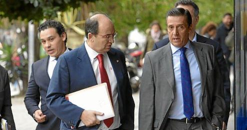 Castro llegó a la Junta de Accionistas del Sevilla acompañado por Del Nido Carrasco y José María Cruz. Castro llegó a la Junta de Accionistas del Sevilla acompañado por Del Nido Carrasco y José María Cruz.