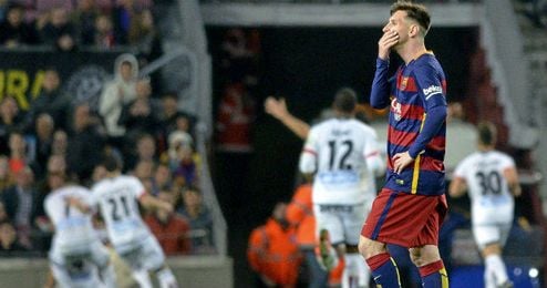 Messi observa cariacontecido la celebración del Deportivo, tras el definitivo 2-2. Messi observa cariacontecido la celebración del Deportivo, tras el definitivo 2-2.