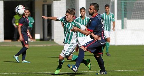 Juanma conduce el balón en un encuentro del Betis B. Juanma conduce el balón en un encuentro del Betis B.