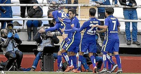 Los jugadores del Málaga celebran el gol de Cop. Los jugadores del Málaga celebran el gol de Cop.