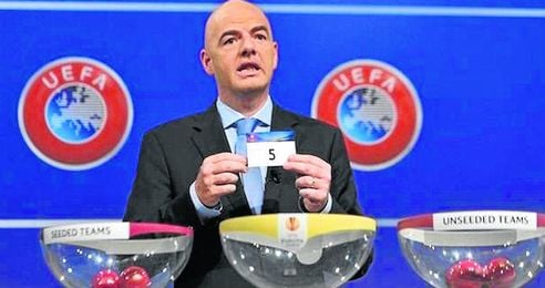 Gianni Infantino, secretario general de la UEFA, dirigirá el sorteo. Gianni Infantino, secretario general de la UEFA, dirigirá el sorteo.