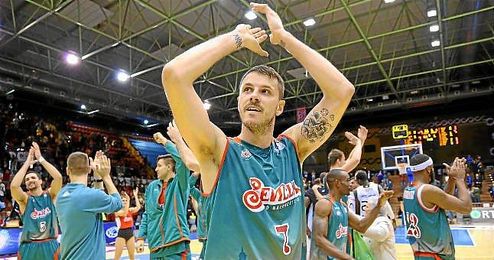 Nachbar celebra el triunfo ante la grada de San Pablo. Nachbar celebra el triunfo ante la grada de San Pablo.