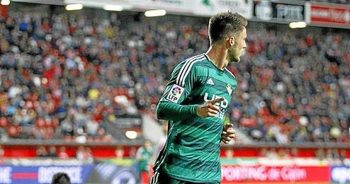 El holandés anotó dos de los tres goles verdiblancos en El Molinón. El holandés anotó dos de los tres goles verdiblancos en El Molinón.