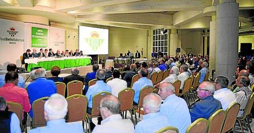 La última junta extraordinaria reunió en el Hotel Silken Al-Andalus a un número récord de accionistas. La última junta extraordinaria reunió en el Hotel Silken Al-Andalus a un número récord de accionistas.