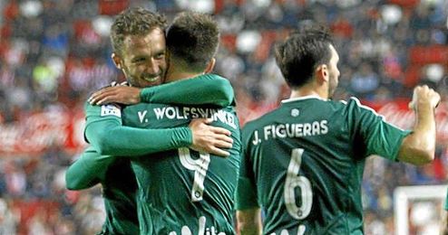 Pezzella se abraza a Van Wolfswinkel tras su gol. Pezzella se abraza a Van Wolfswinkel tras su gol.