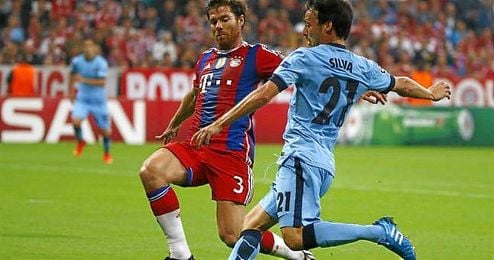 El recién renovado Xabi Alonso en una disputa de un balón con David Silva. El recién renovado Xabi Alonso en una disputa de un balón con David Silva.
