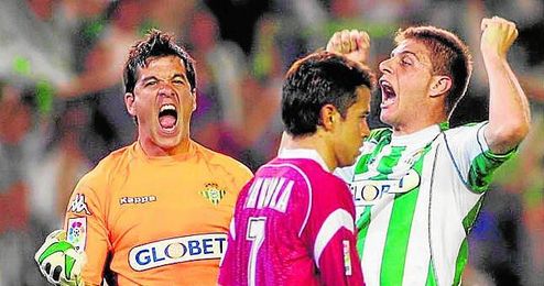 Joaquín y Contreras celebran ante Saviola la última victoria bética en su campo en un derbi. Joaquín y Contreras celebran ante Saviola la última victoria bética en su campo en un derbi.