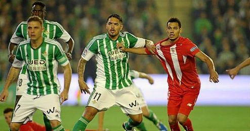 Vargas agarra a Kolo en un lance; el peruano y el francés, dos de los nuevos en el derbi. Vargas agarra a Kolo en un lance; el peruano y el francés, dos de los nuevos en el derbi.