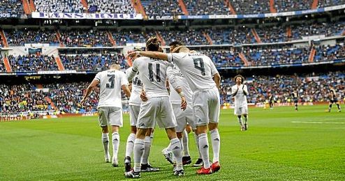 Los jugadores blancos celebran uno de los goles en el Bernabéu. Los jugadores blancos celebran uno de los goles en el Bernabéu.