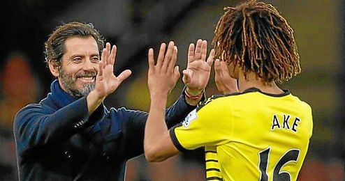 Quique y Ake celebran el triunfo ante el Liverpool. Quique y Ake celebran el triunfo ante el Liverpool.