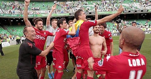 El ascenso a Primera y el considerable aumento de los ingresos que supone, sacaron al equipo de una situación crítica. El ascenso a Primera y el considerable aumento de los ingresos que supone, sacaron al equipo de una situación crítica.