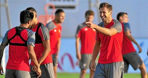 Krychowiak bromea en un entrenamiento con Trémoulinas. Krychowiak bromea en un entrenamiento con Trémoulinas.