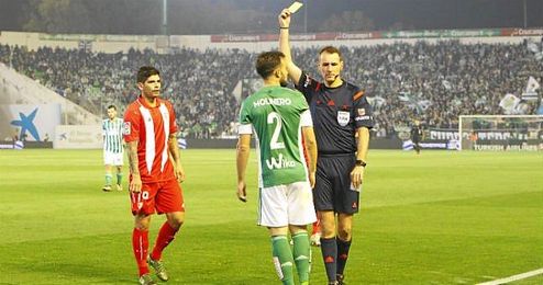 Clos Gómez amonesta a Molinero en el derbi. Clos Gómez amonesta a Molinero en el derbi.