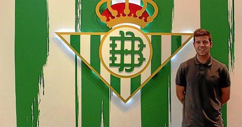 Aitor Rubial posa como nuevo jugador del Betis B. Aitor Rubial posa como nuevo jugador del Betis B.